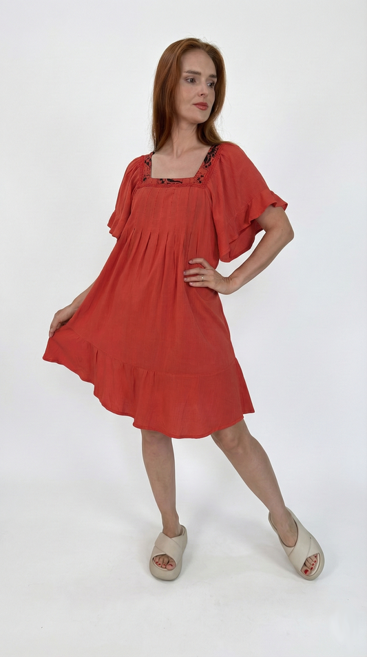 Vestido com decote quadrado curto