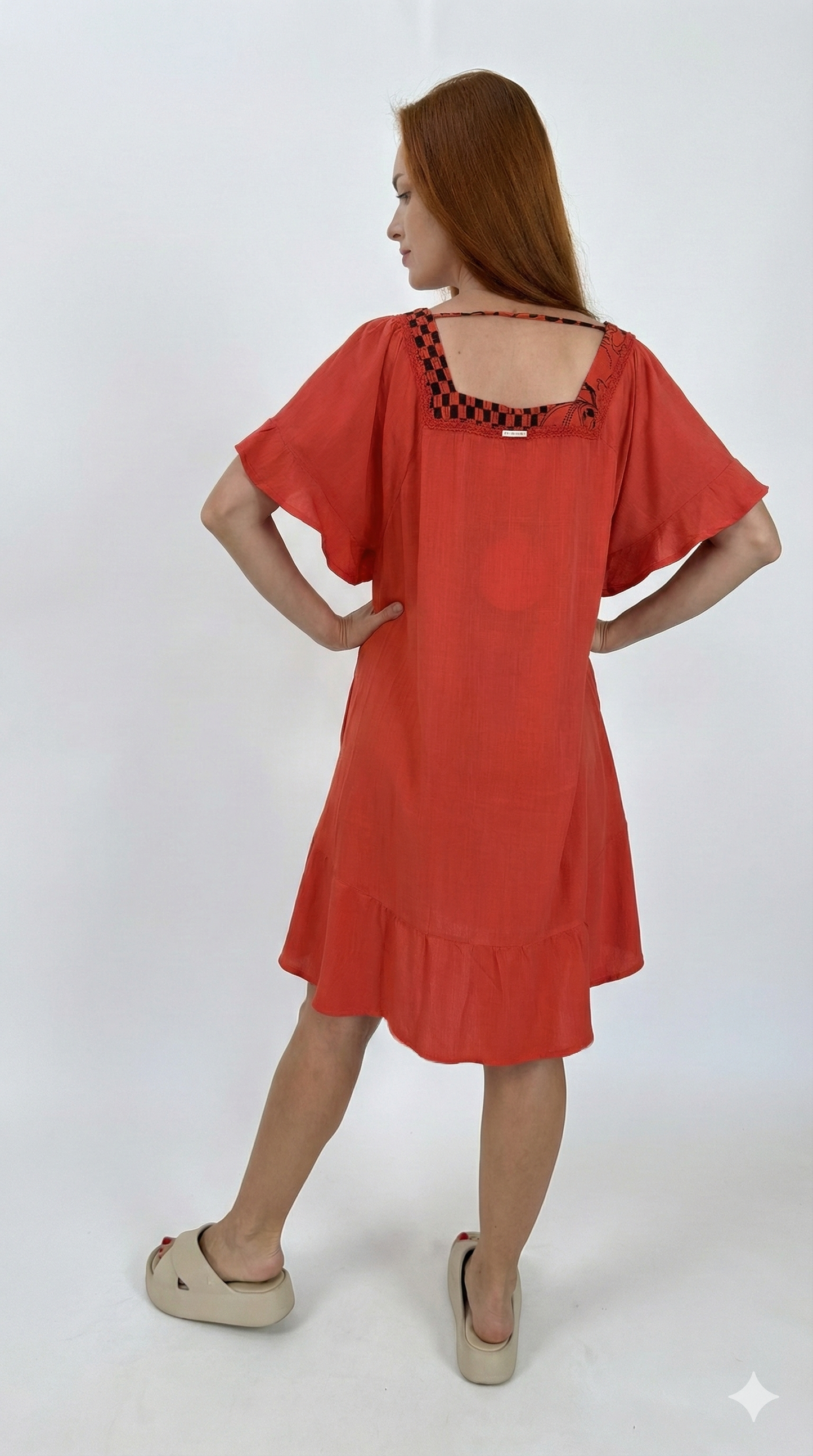 Vestido com decote quadrado curto