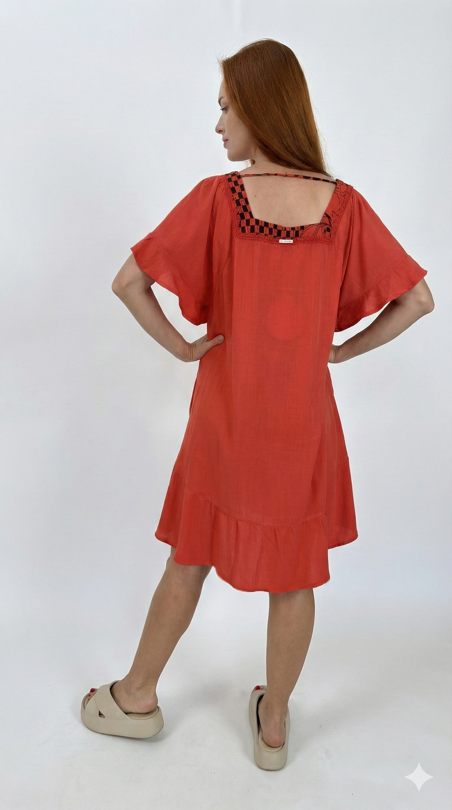 Vestido com decote quadrado curto