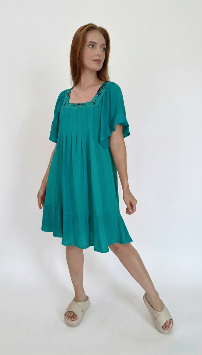 Vestido com decote quadrado curto