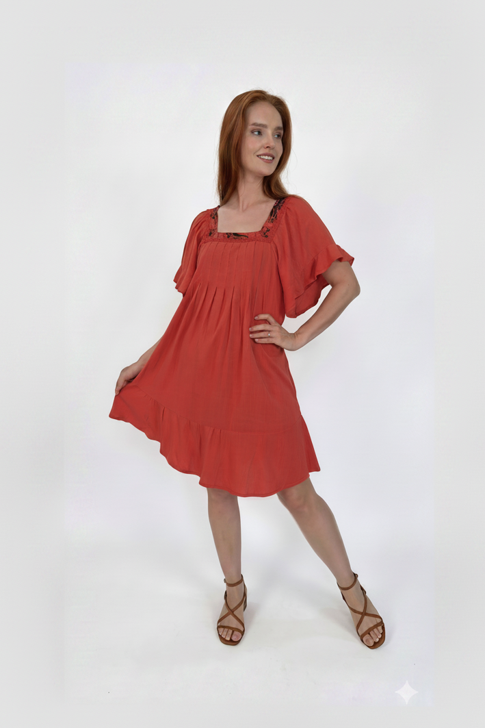 Vestido com decote quadrado curto