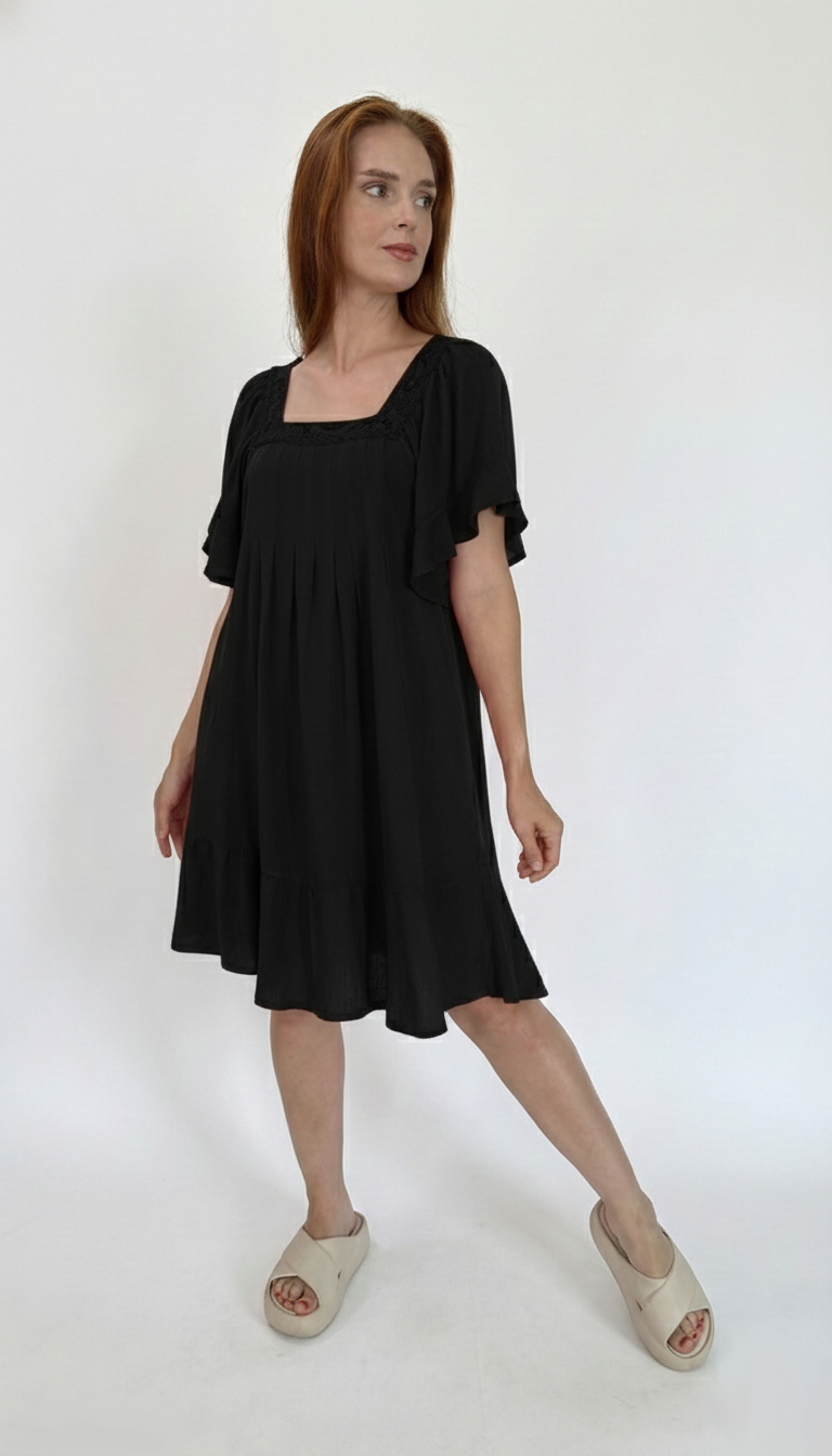 Vestido com decote quadrado curto