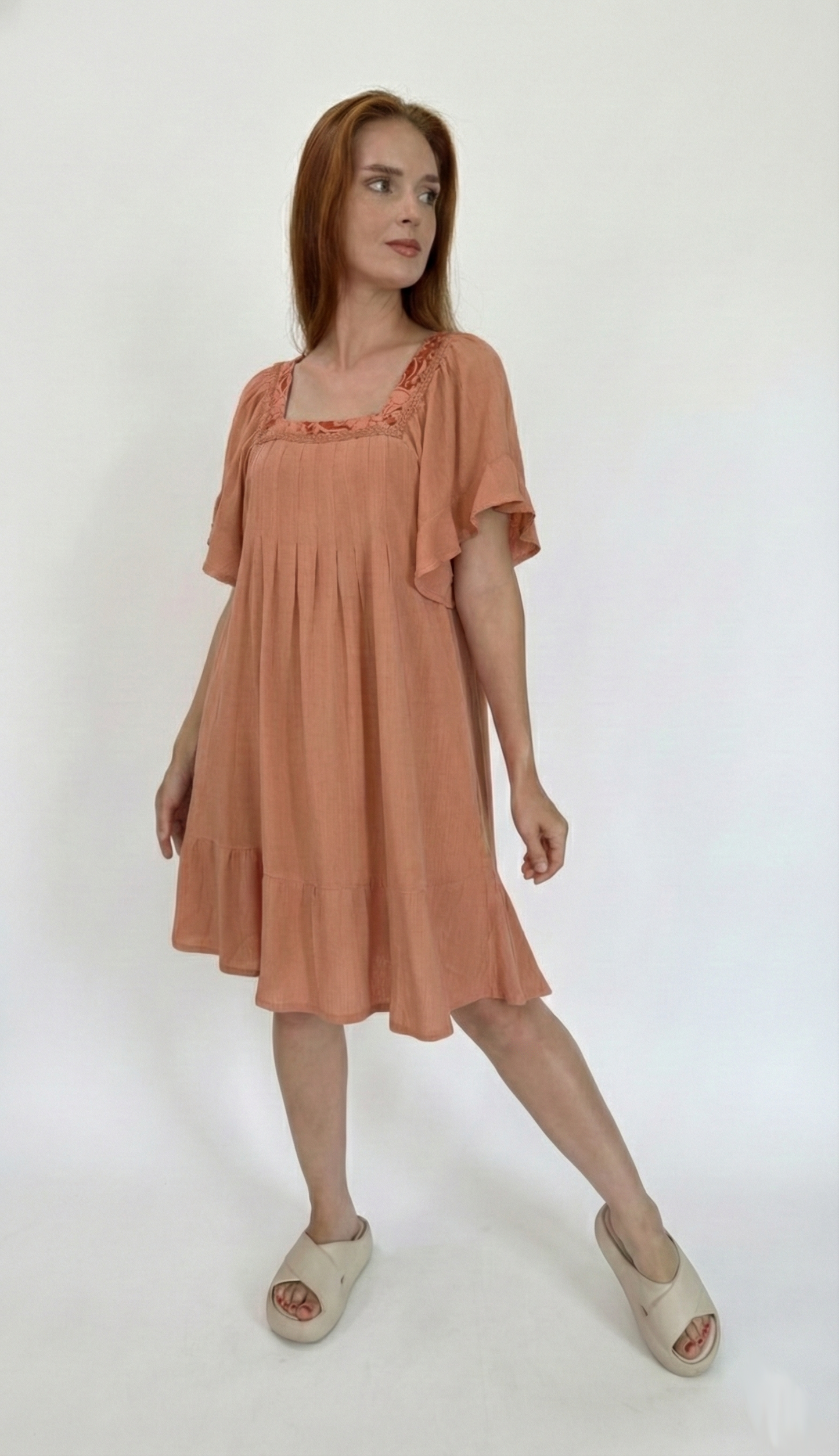 Vestido com decote quadrado curto