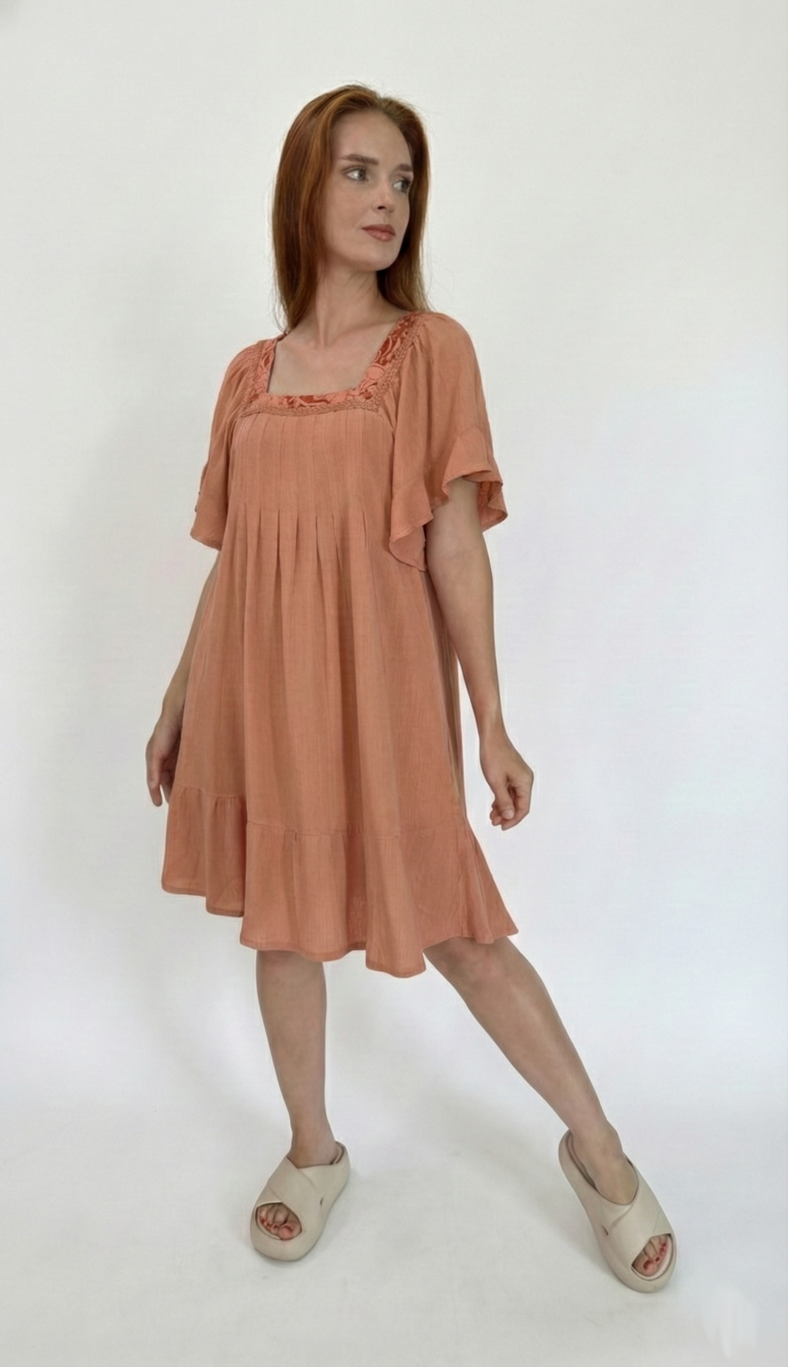 Vestido com decote quadrado curto