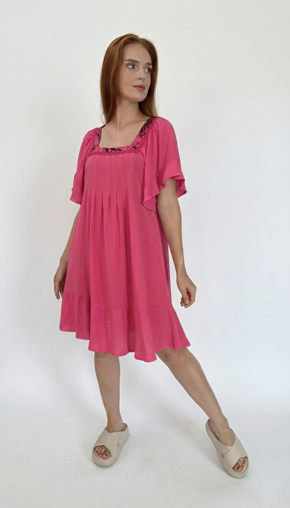 Vestido com decote quadrado curto