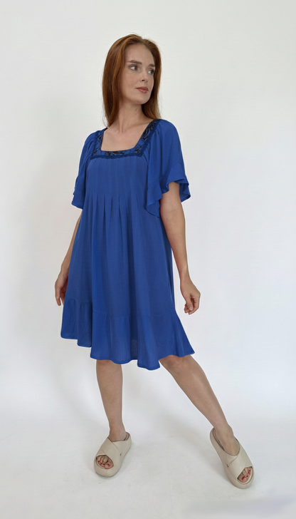 Vestido com decote quadrado curto