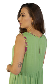 Vestido com detalhes estampados e bolsos laterais