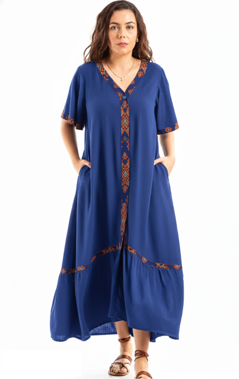 Vestido com frente assimétrica e botões grandes