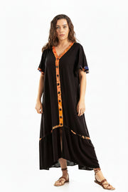 Vestido com frente assimetrica e botoes grandes