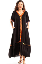 Vestido com frente assimetrica e botoes grandes
