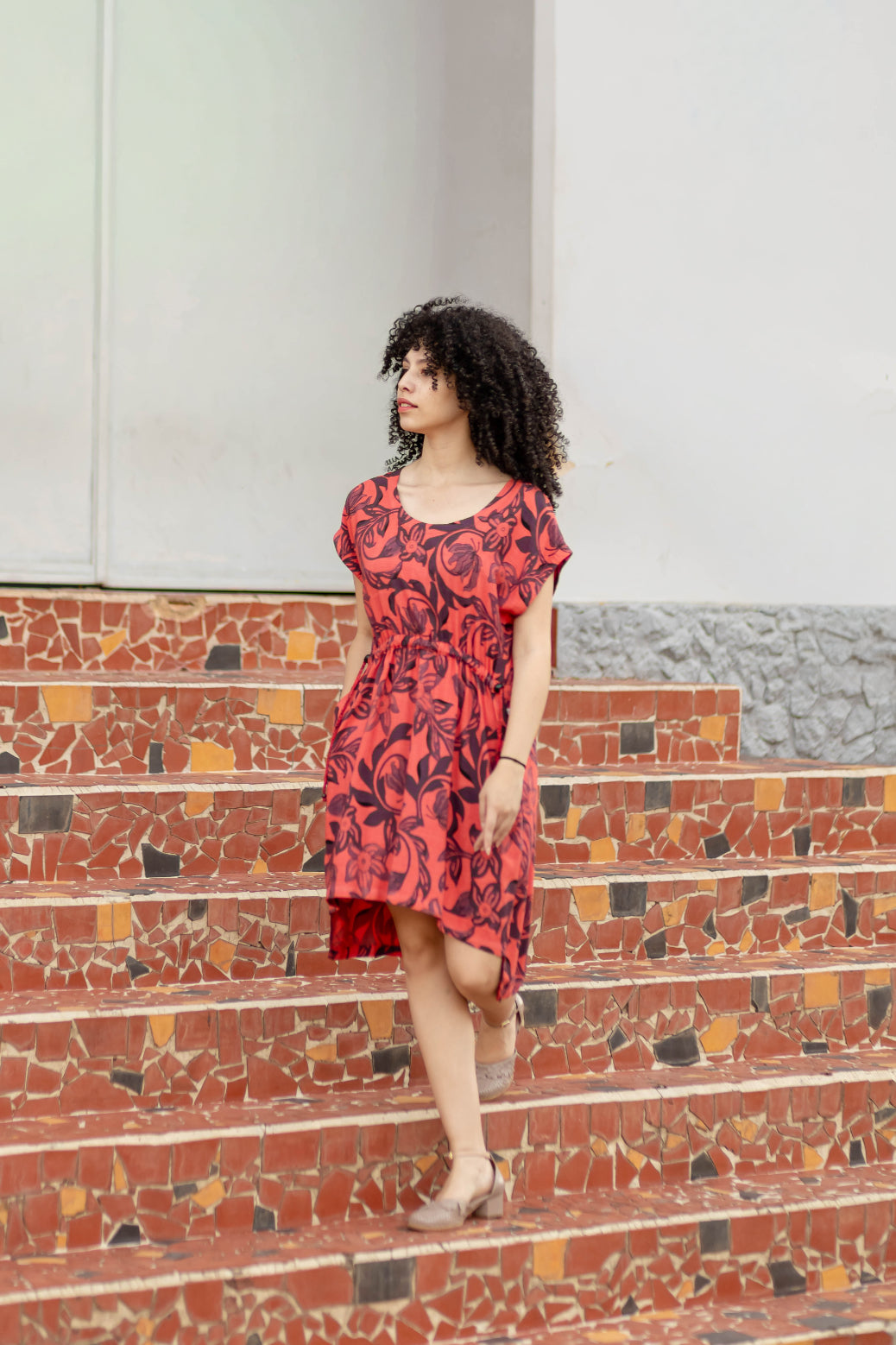 Vestido curto com barra mullet e ajuste na cintura