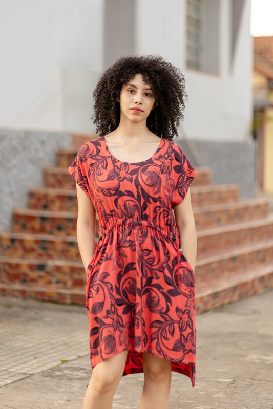 Vestido curto com barra mullet e ajuste na cintura