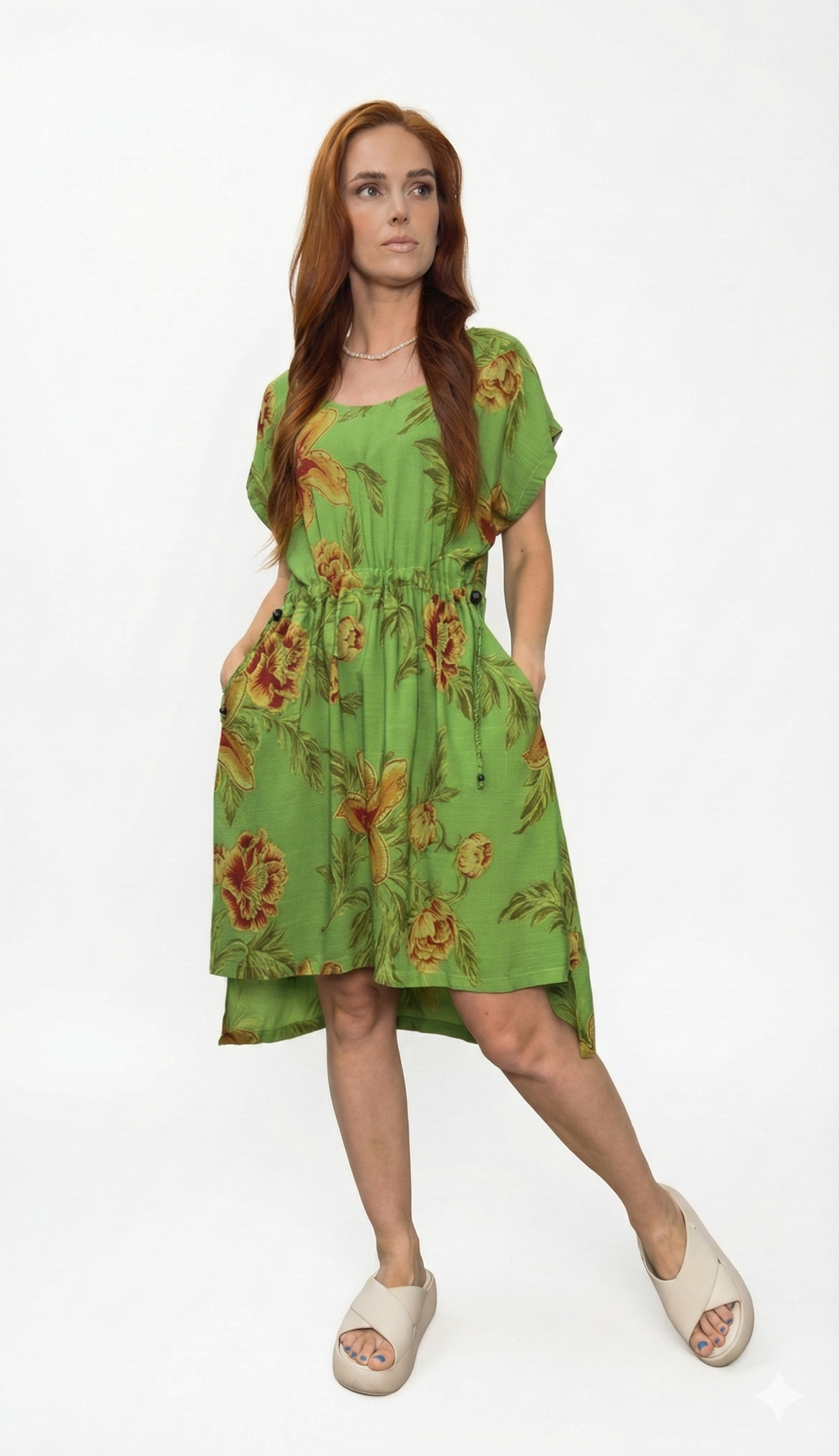 Vestido curto com barra mullet e ajuste na cintura