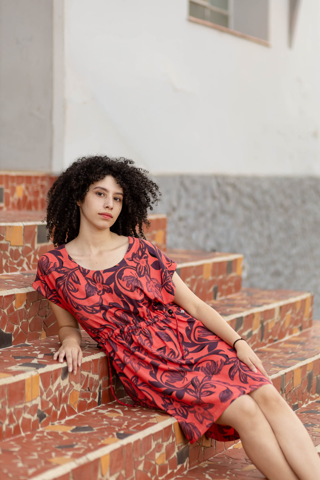 Vestido curto com barra mullet e ajuste na cintura