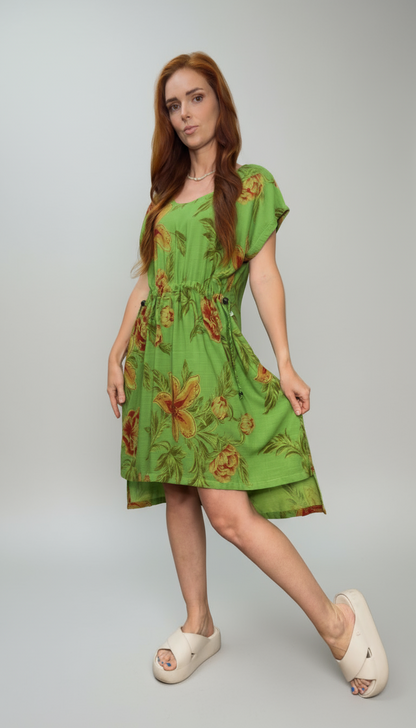 Vestido curto com barra mullet e ajuste na cintura