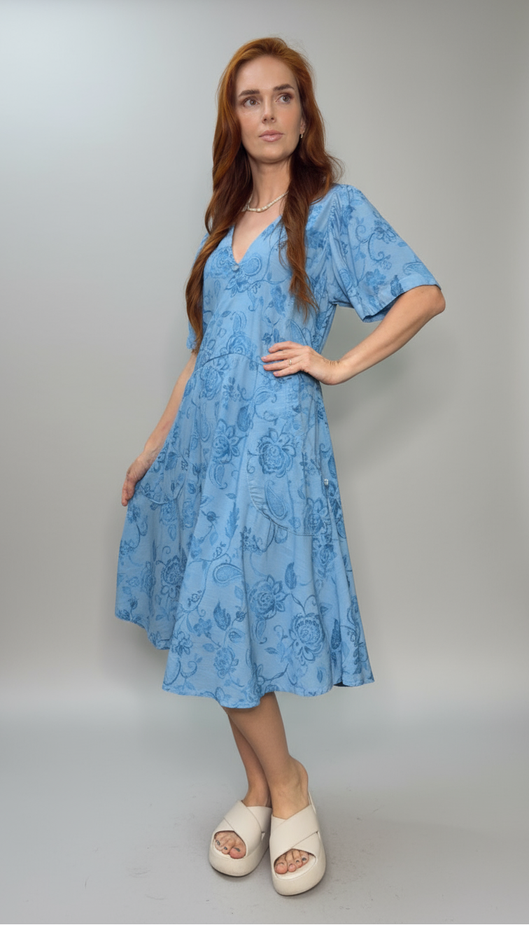 Vestido curto estampado, decote V com flor de crochê