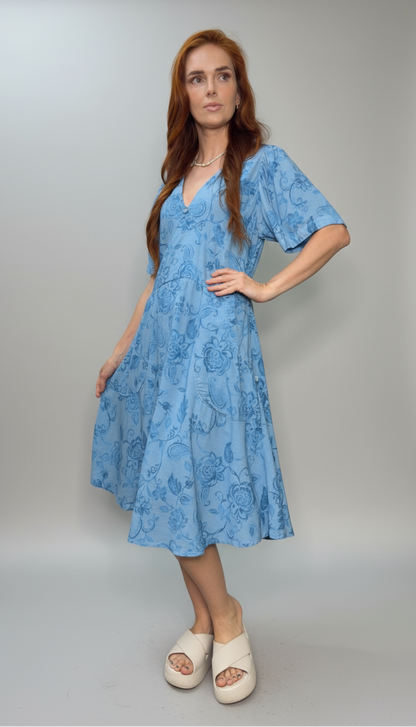 Vestido curto estampado, decote V com flor de crochê