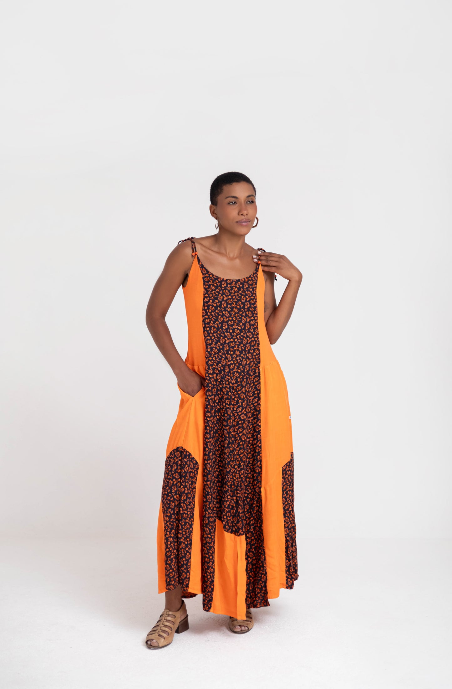 Vestido de alças finas e recorte na barra