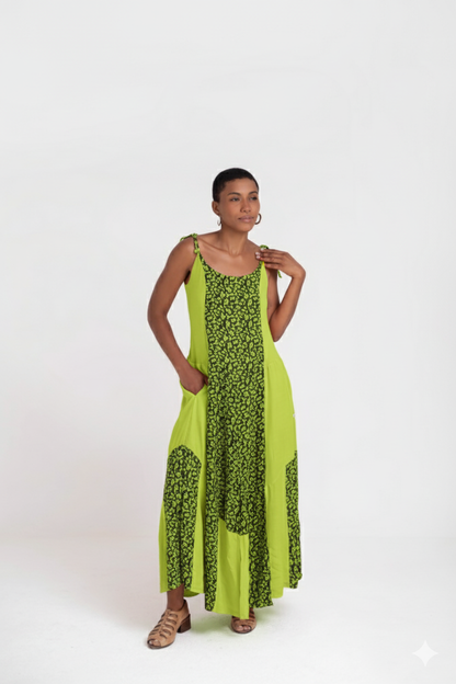 Vestido de alças finas e recorte na barra