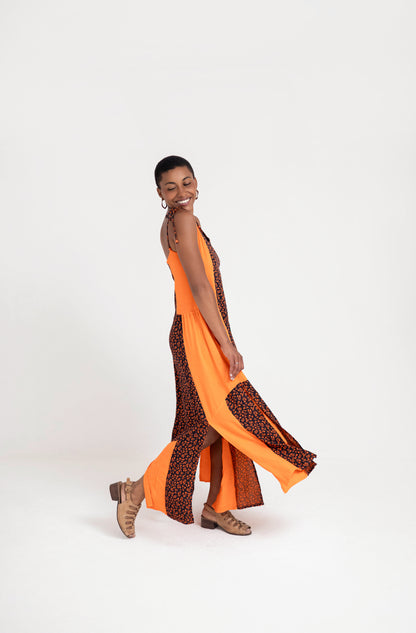 Vestido de alças finas e recorte na barra