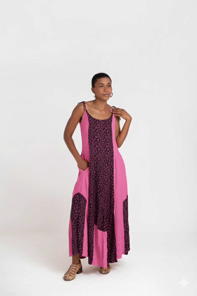 Vestido de alças finas e recorte na barra