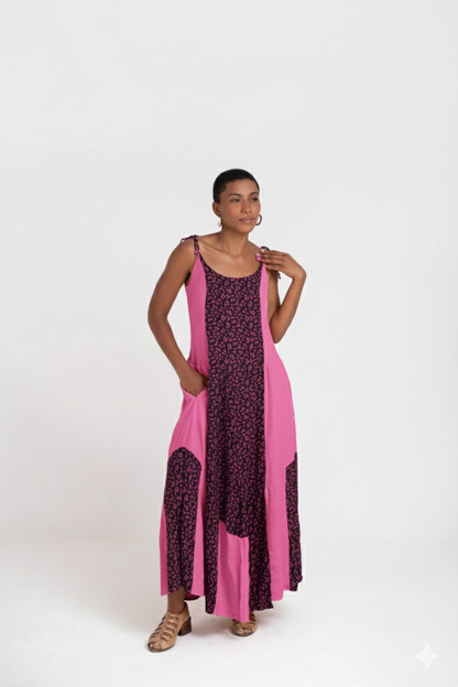 Vestido de alças finas e recorte na barra