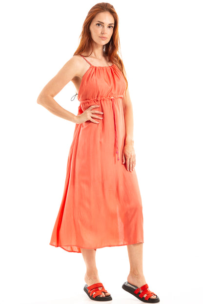 Vestido em seda com ajustes na cintura e nas costas