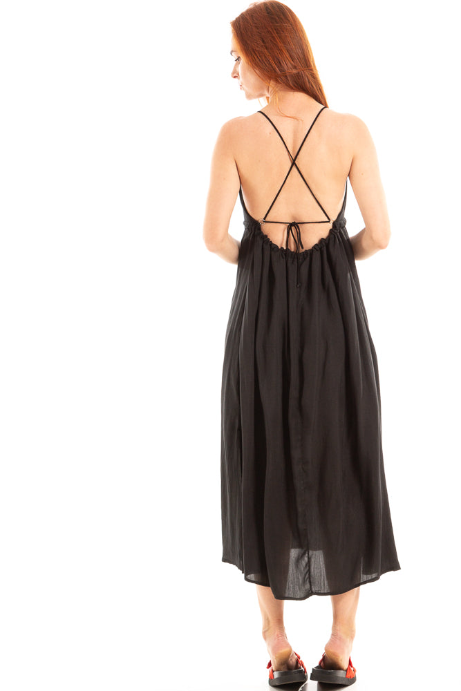 Vestido em seda com ajustes na cintura e nas costas