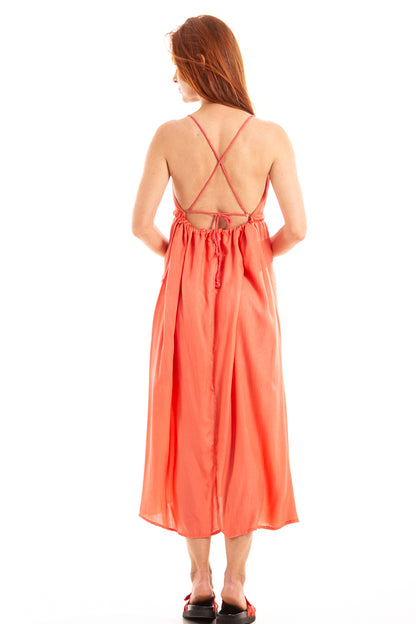 Vestido em seda com ajustes na cintura e nas costas