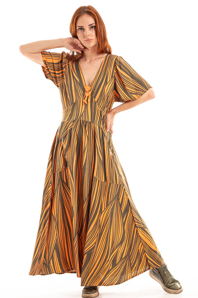 Vestido longo com bolsos externos e detalhe de flor de crochê