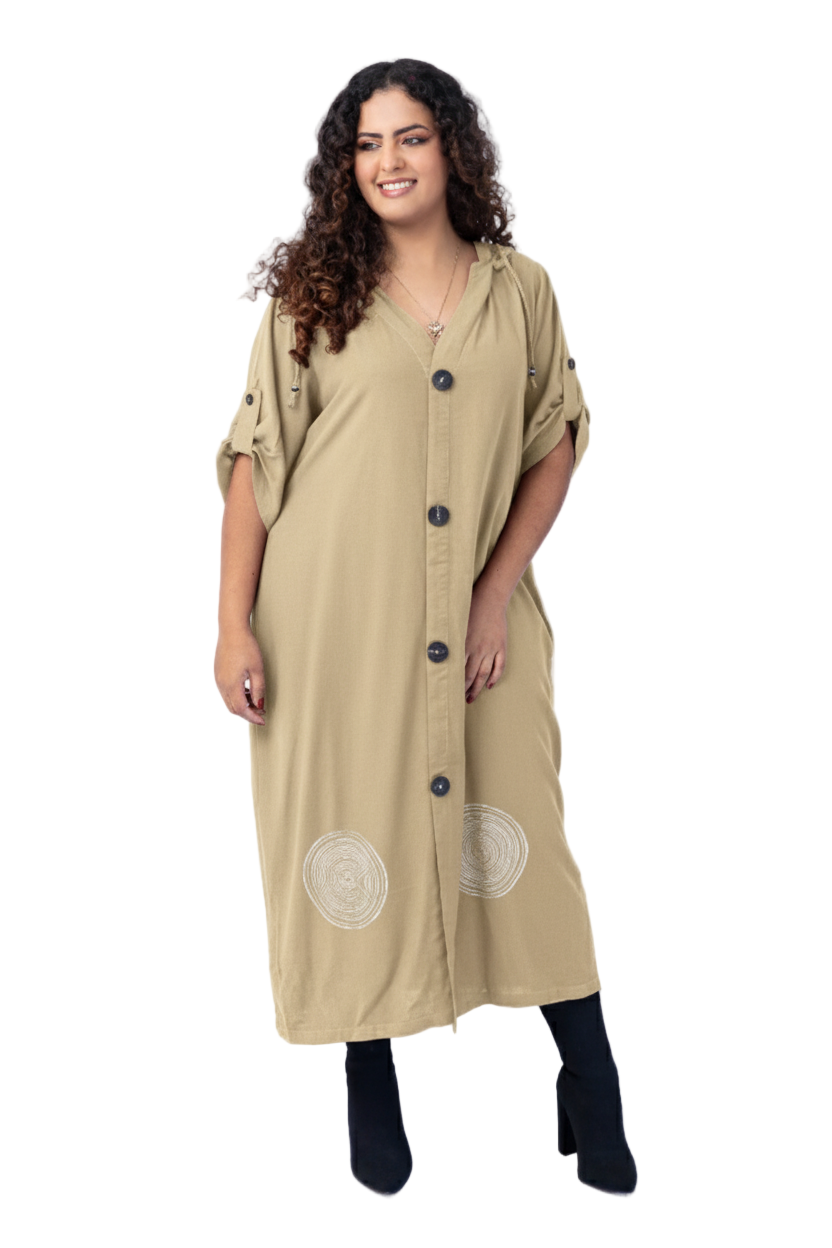 Vestido longo com capuz e carimbos artesanais na barra