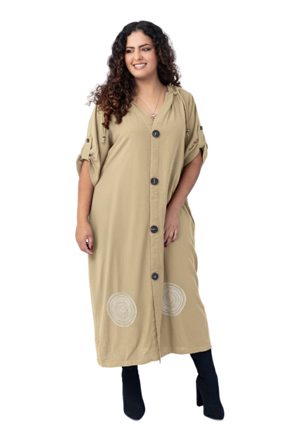 Vestido longo com capuz e carimbos artesanais na barra