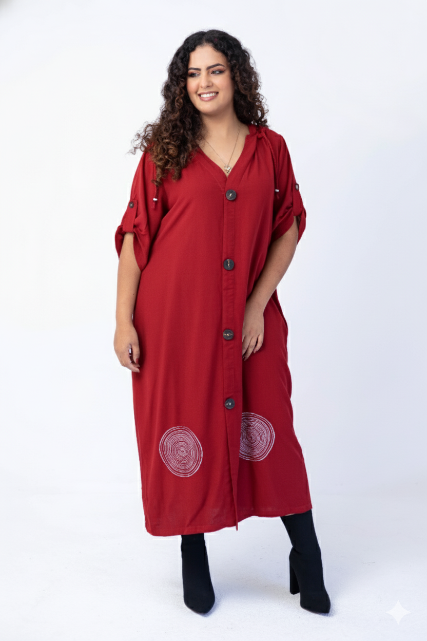 Vestido longo com capuz e carimbos artesanais na barra