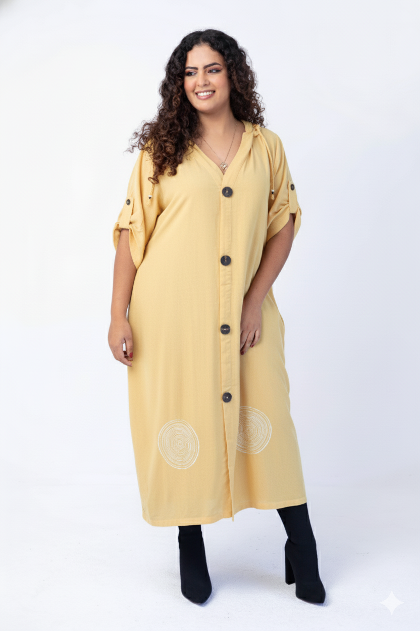 Vestido longo com capuz e carimbos artesanais na barra