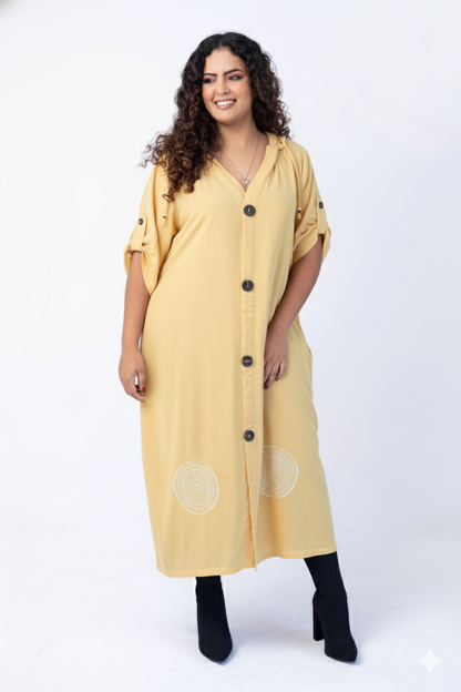 Vestido longo com capuz e carimbos artesanais na barra