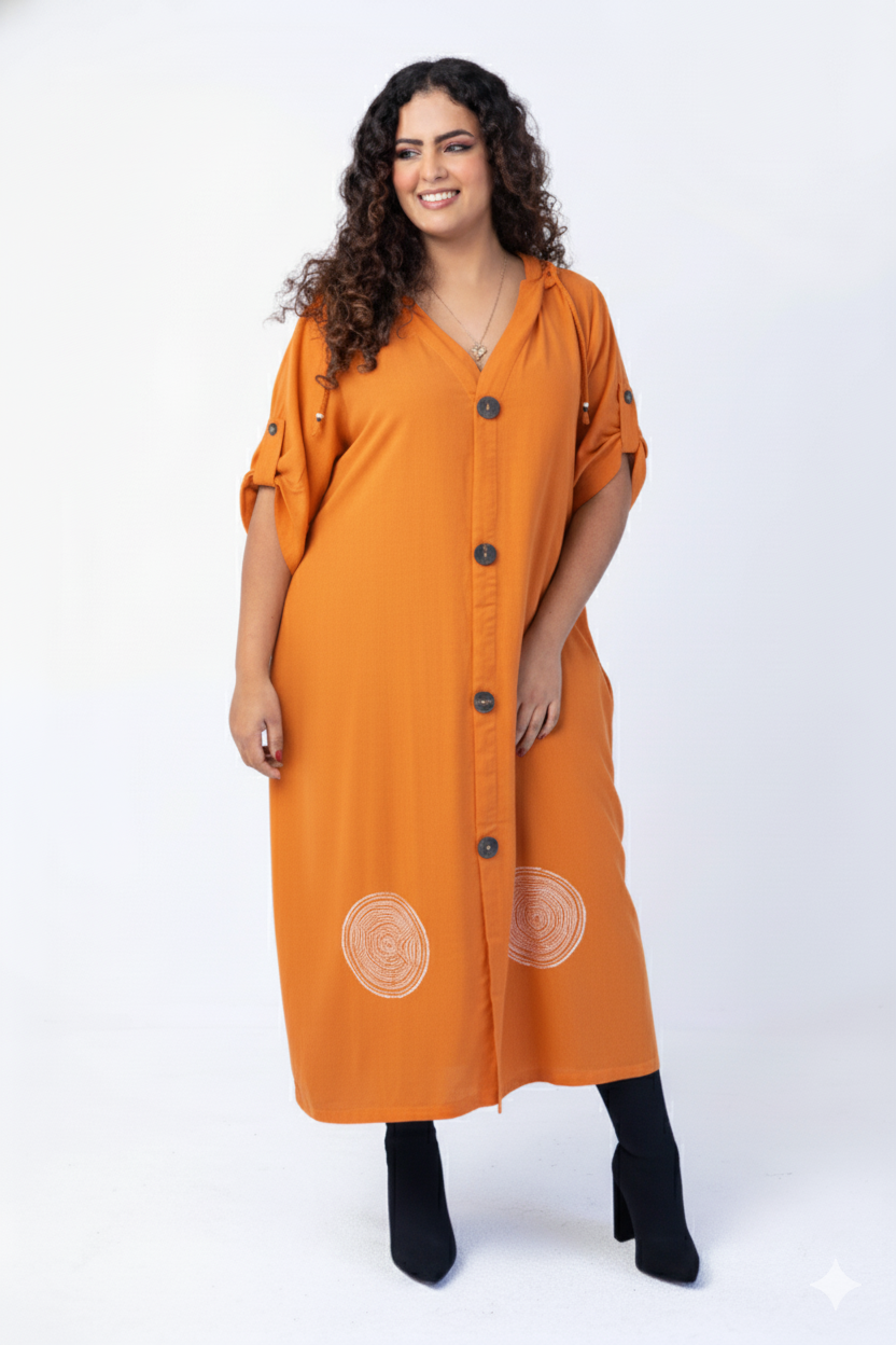 Vestido longo com capuz e carimbos artesanais na barra