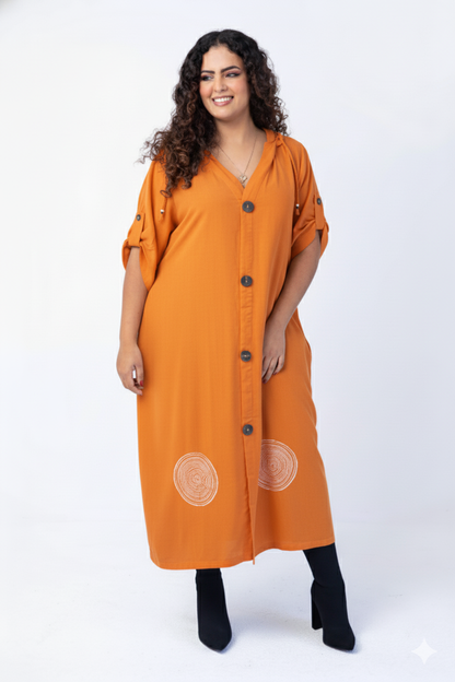 Vestido longo com capuz e carimbos artesanais na barra