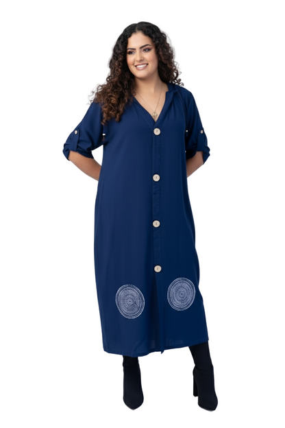 Vestido longo com capuz e carimbos artesanais na barra