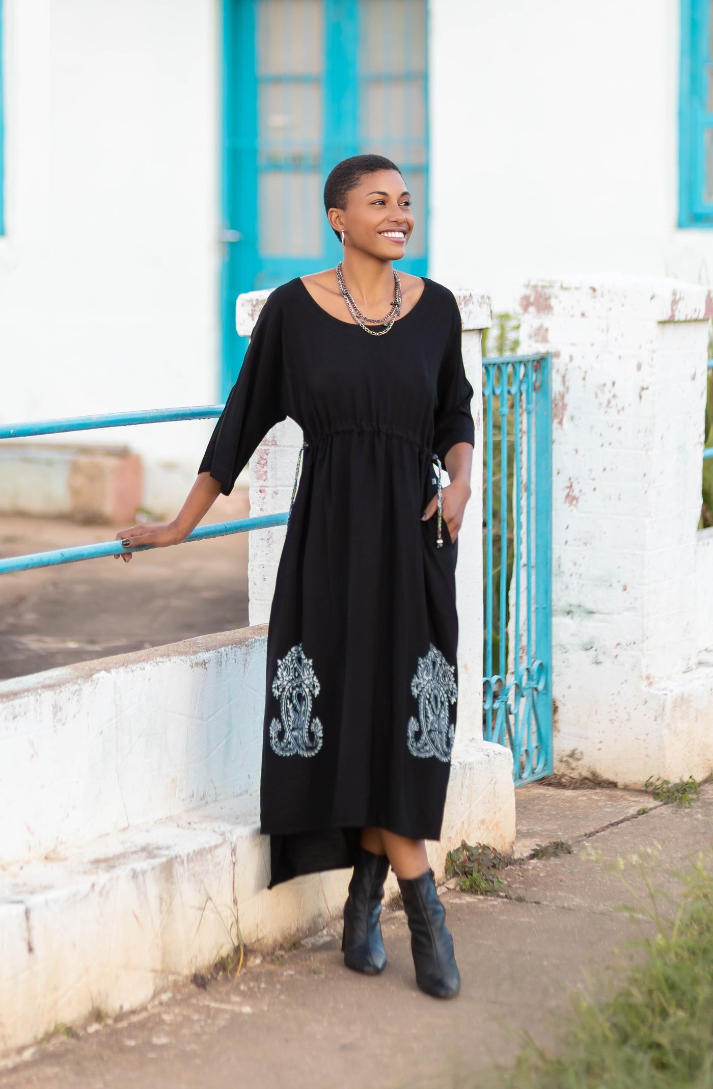 Vestido longo com cordão de crochê e carimbos
