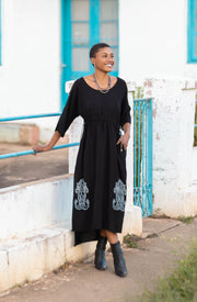 Vestido longo com cordão de crochê e carimbos

