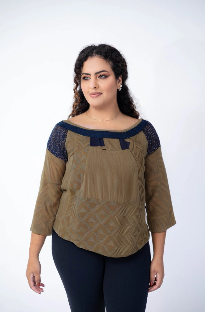 Blusa em patchwork com decote canoa