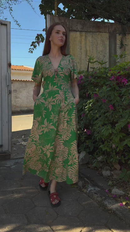 Vestido longo com bolsos externos e detalhe de flor de crochê