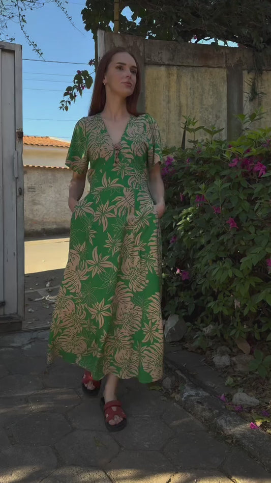 Vestido longo com bolsos externos e detalhe de flor de crochê